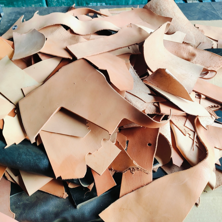 Lot 12 kg de Chutes de Cuir 3ème choix Tannage Végétal Multicouleurs